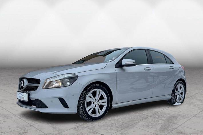 Sølv Mercedes A180 d fra 2017 set udefra