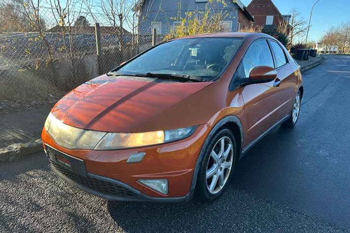 Grøn Honda Civic fra 2008 set udefra