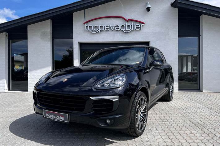 Sort Porsche Cayenne S fra 2017 set udefra