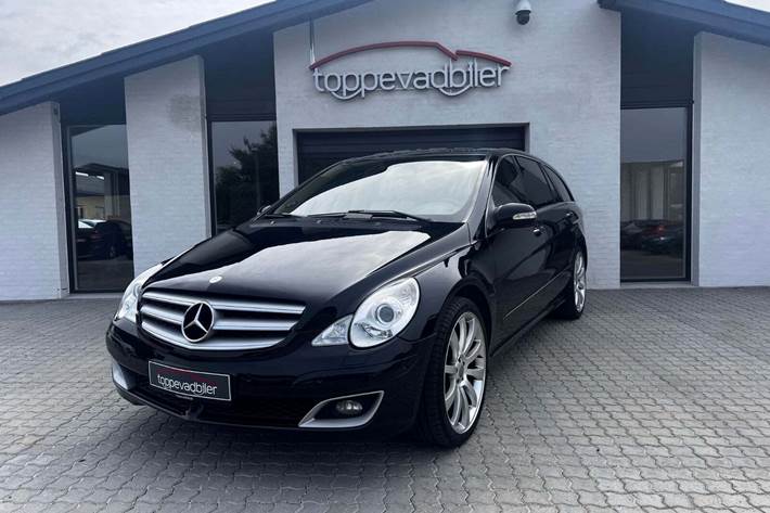 Sort Mercedes R500 fra 2007 set udefra