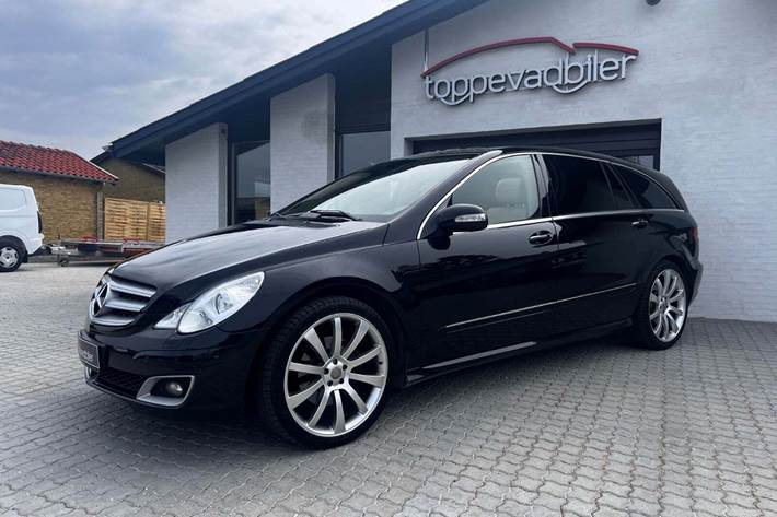 Sort Mercedes R500 fra 2007 set udefra
