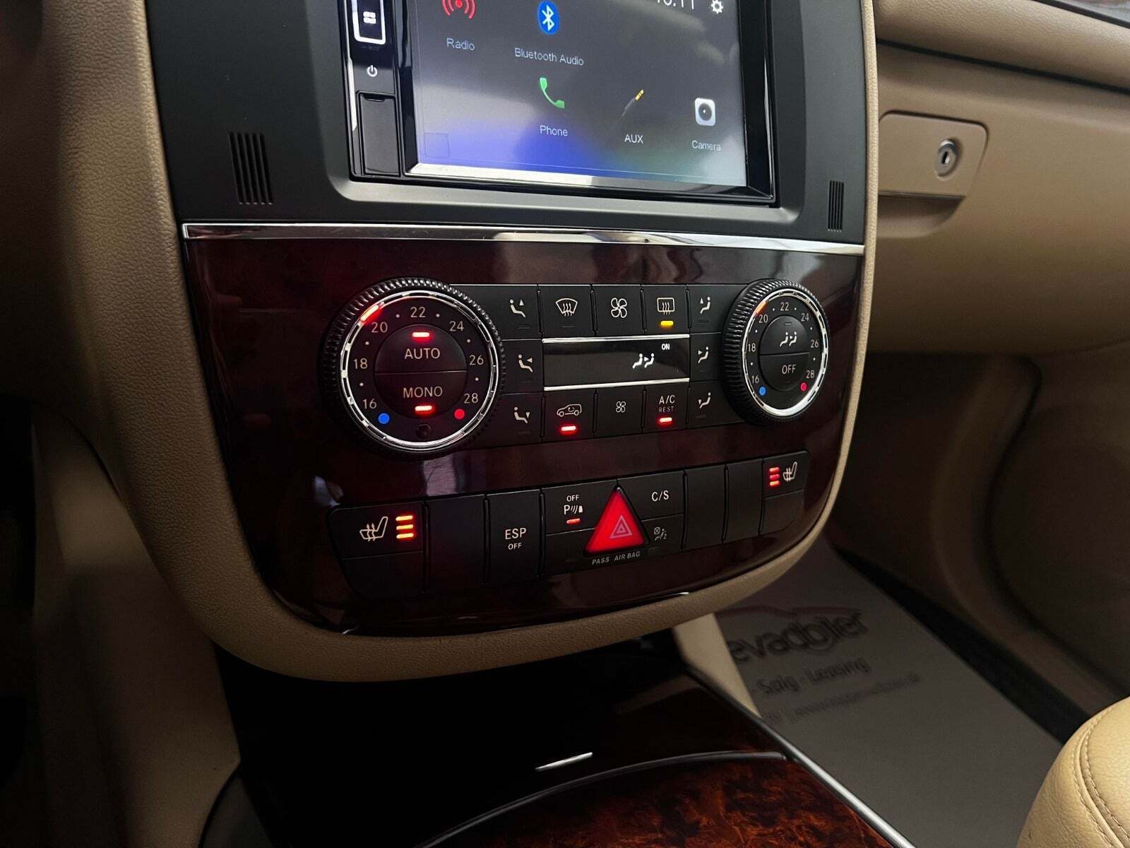 Sort Mercedes R500 fra 2007 set indefra