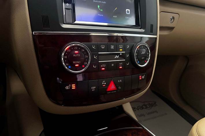 Sort Mercedes R500 fra 2007 set indefra