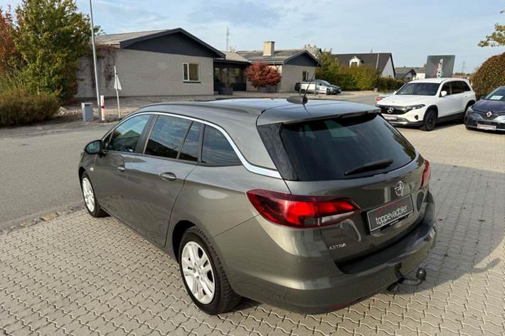 Grå Opel Astra fra 2018