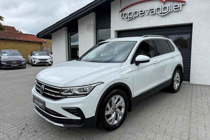 Hvid VW Tiguan fra 2021 set udefra