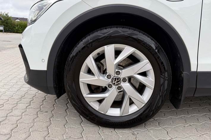 Hvid VW Tiguan fra 2021