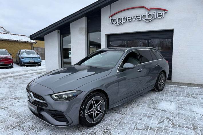 Grå Mercedes C300 e fra 2022 set udefra