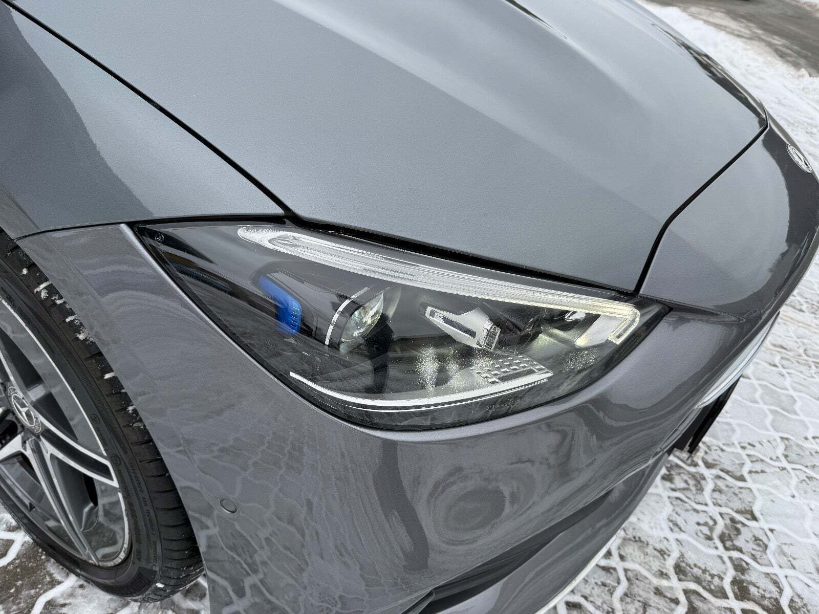 Grå Mercedes C300 e fra 2022