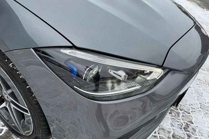 Grå Mercedes C300 e fra 2022