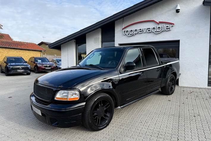 Sort Ford F-150 fra 2003 set udefra