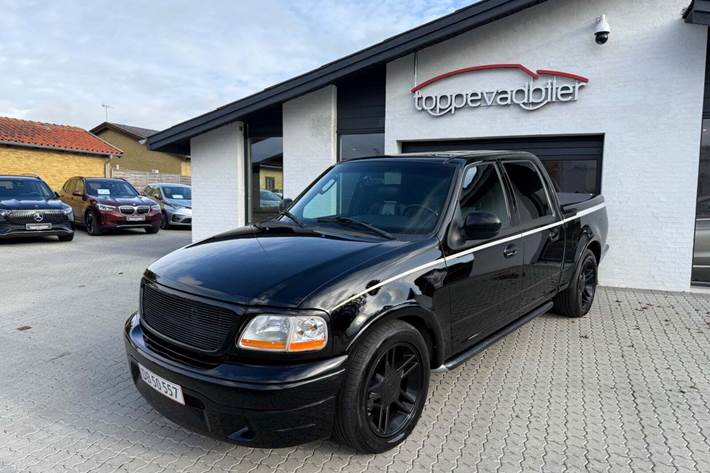 Sort Ford F-150 fra 2003 set udefra