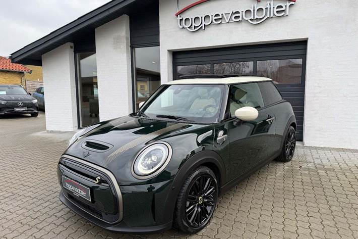 Grøn Mini Cooper SE fra 2022 set udefra