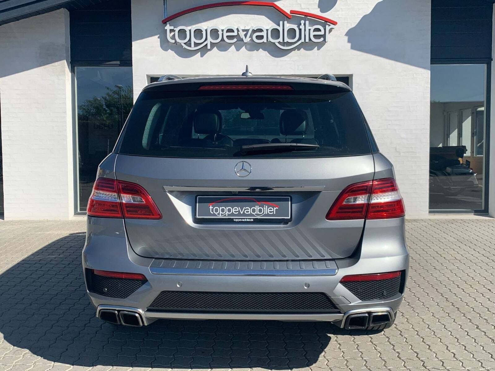 Grå Mercedes ML63 fra 2013