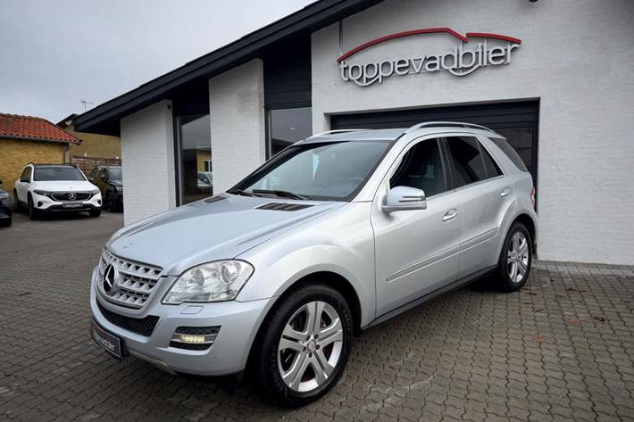 Sølv Mercedes ML350 fra 2010 set udefra