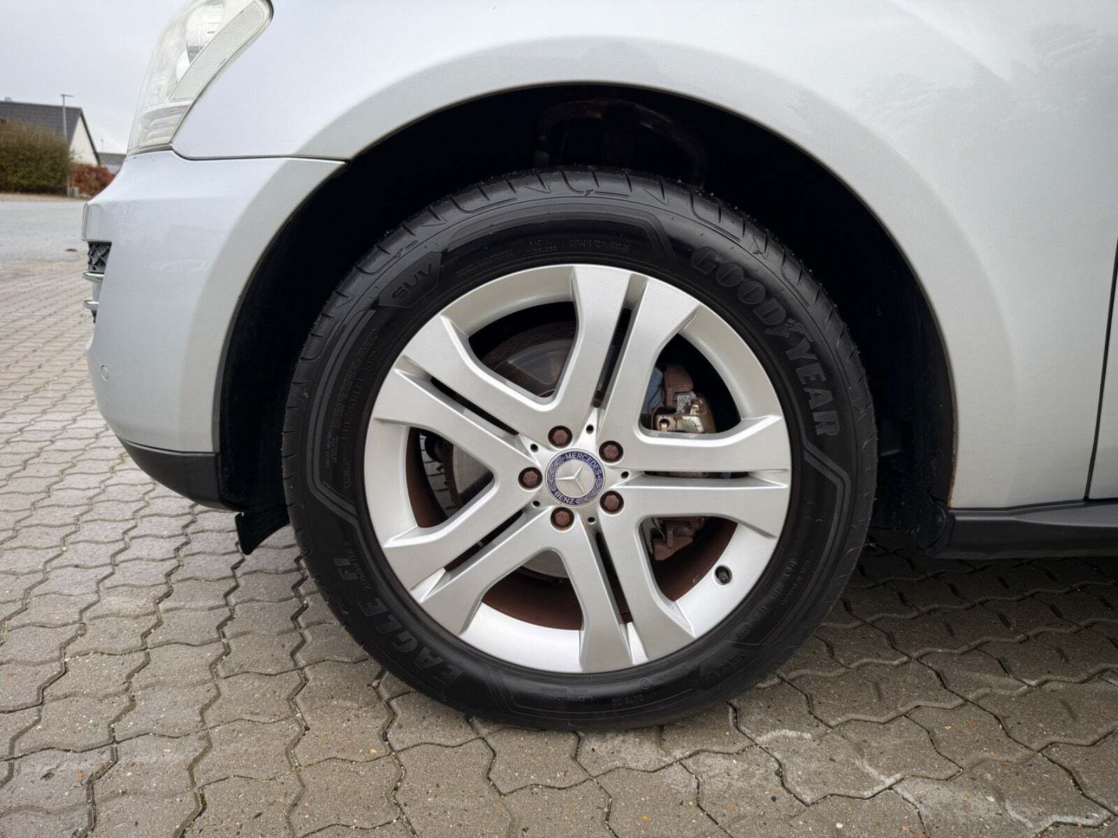 Sølv Mercedes ML350 fra 2010