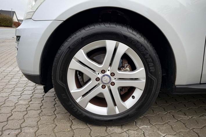 Sølv Mercedes ML350 fra 2010