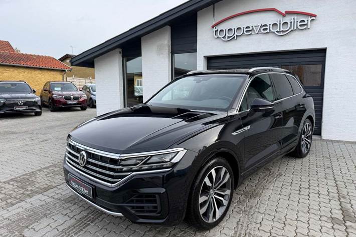 Sort VW Touareg fra 2019 set udefra