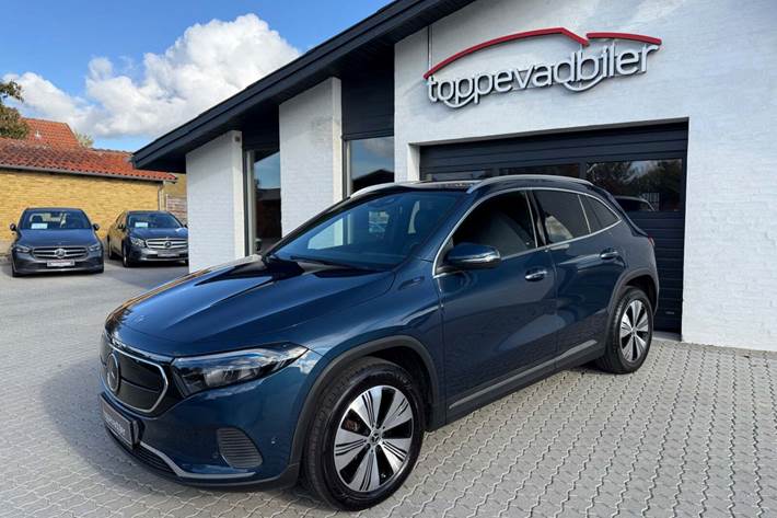 Blå Mercedes EQA300 fra 2022 set udefra