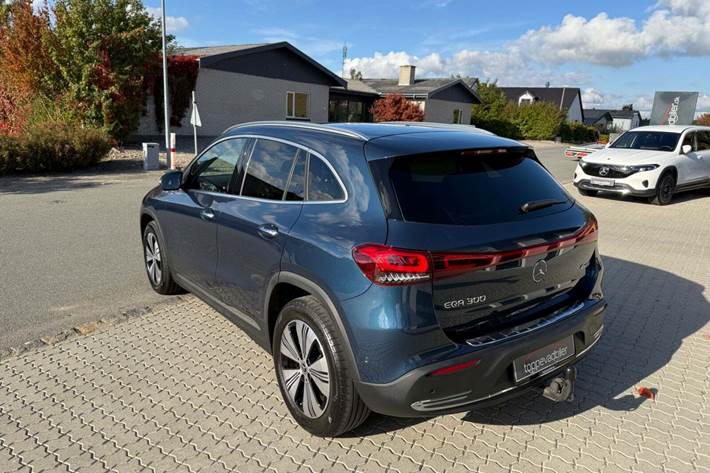 Blå Mercedes EQA300 fra 2022