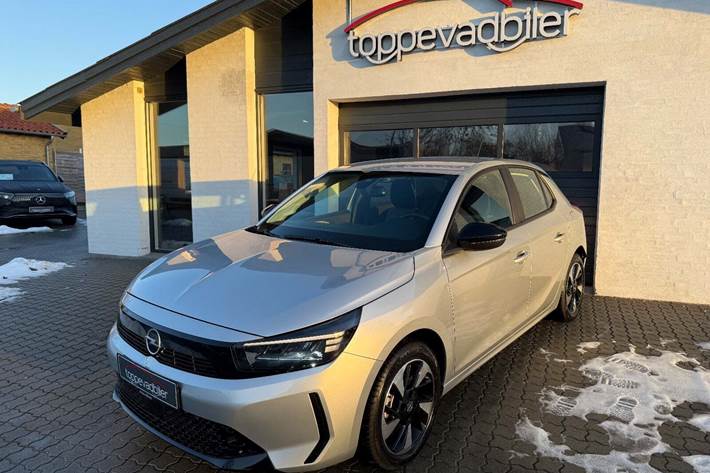 Sølv Opel Corsa-e fra 2024 set udefra