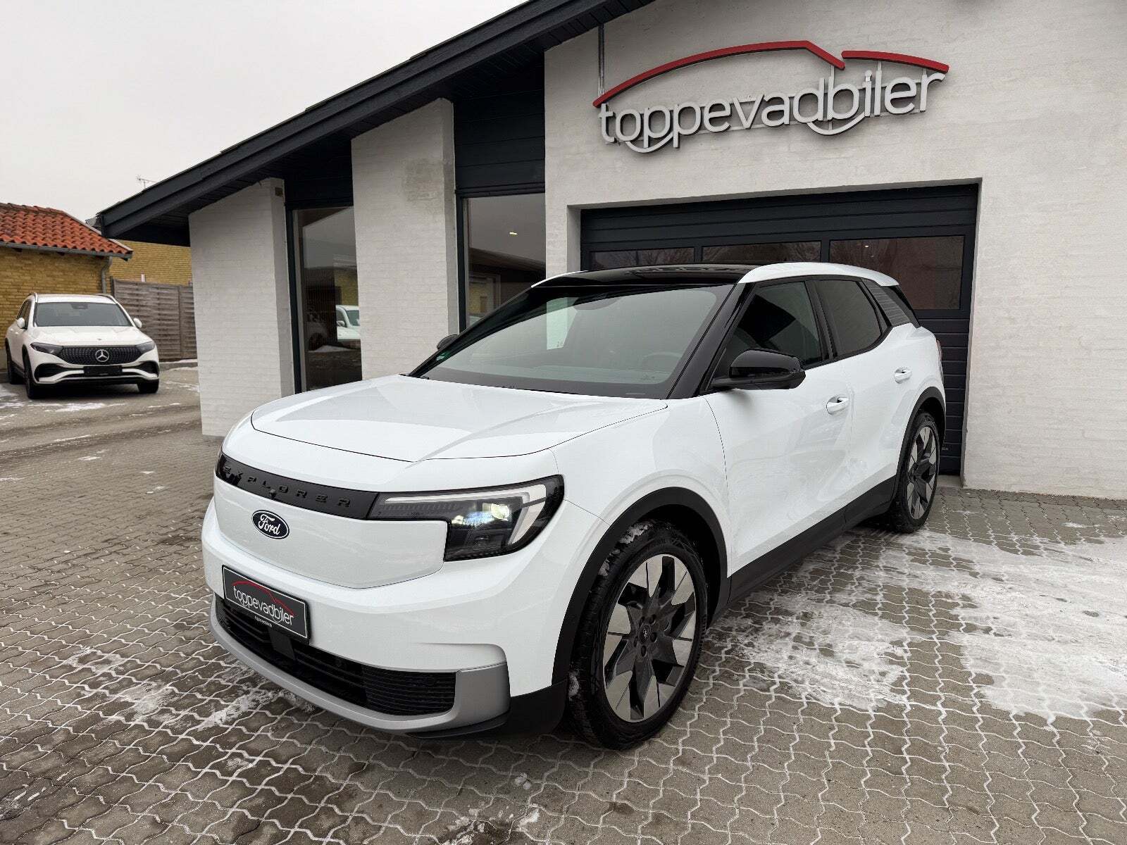 Ford Explorer 77 Premium Extended Range