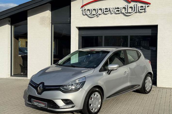 Sølv Renault Clio IV fra 2017 set udefra