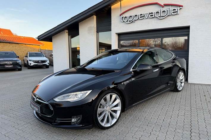 Sort Tesla Model S fra 2015 set udefra