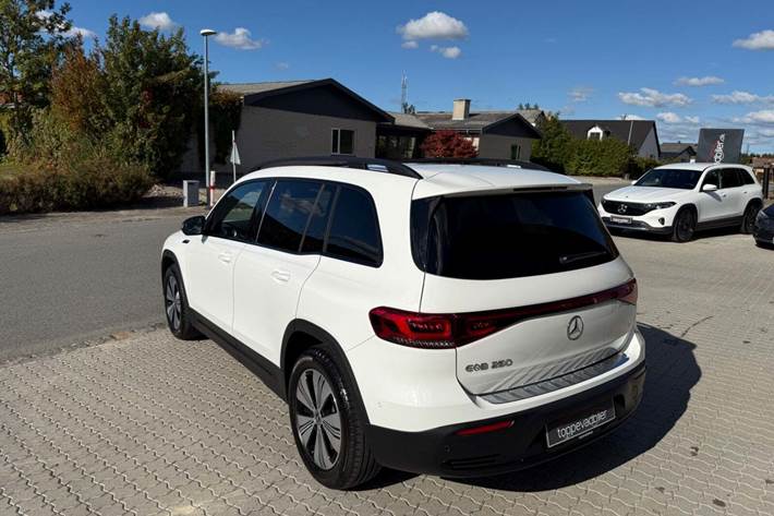 Hvid Mercedes EQB250 fra 2022