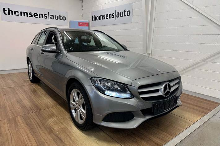 Blå Mercedes C200 fra 2015 set udefra