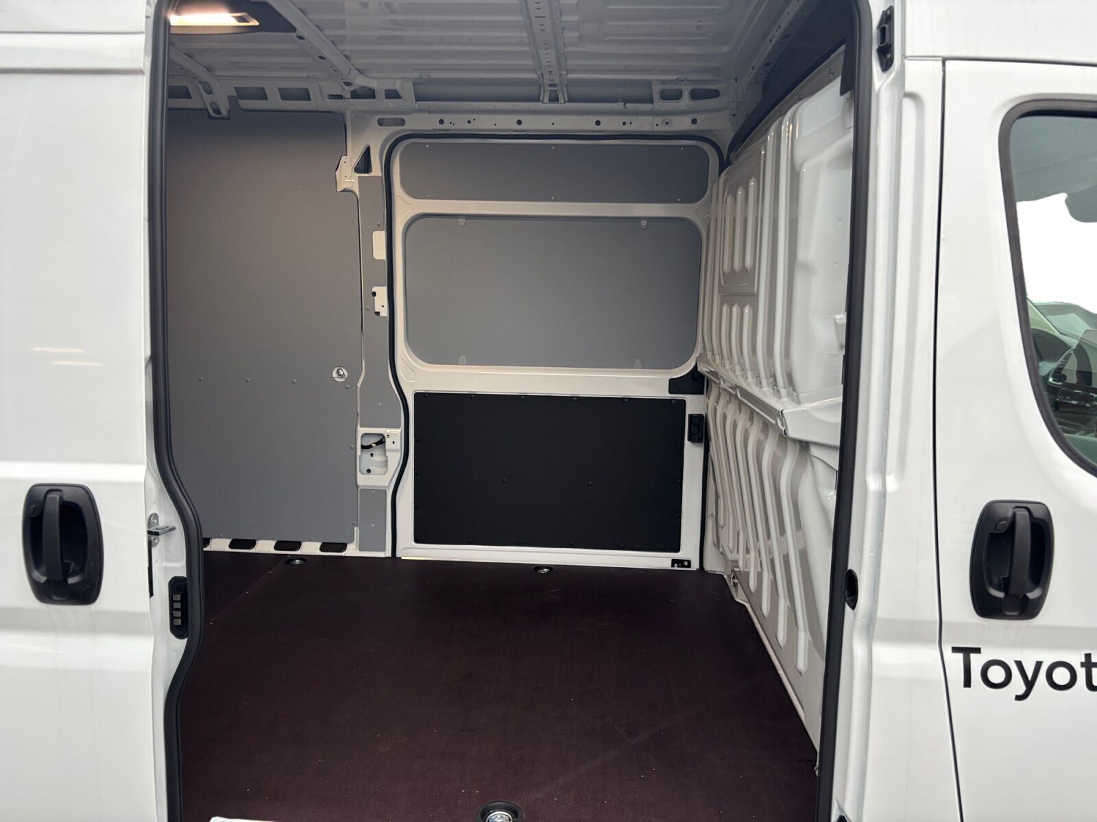 Hvid Toyota Proace Max fra 2025