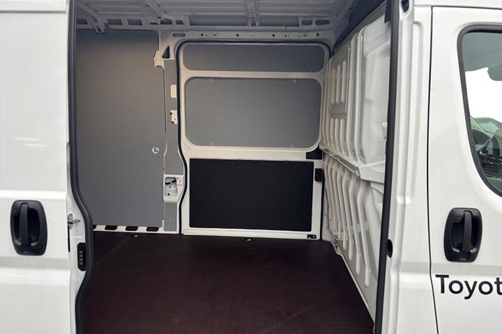 Hvid Toyota Proace Max fra 2025