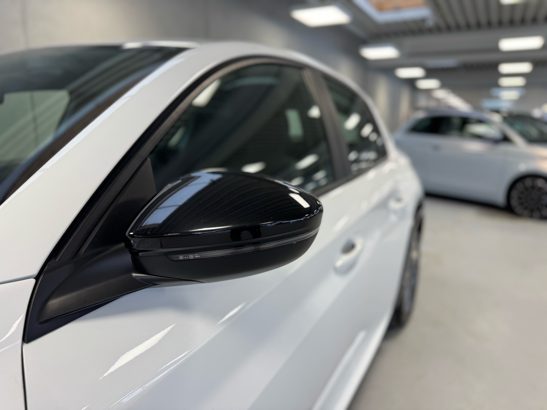 Hvid Peugeot e-208 fra 2022