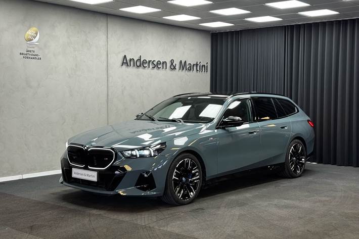 Grøn BMW i5 fra 2024 set udefra