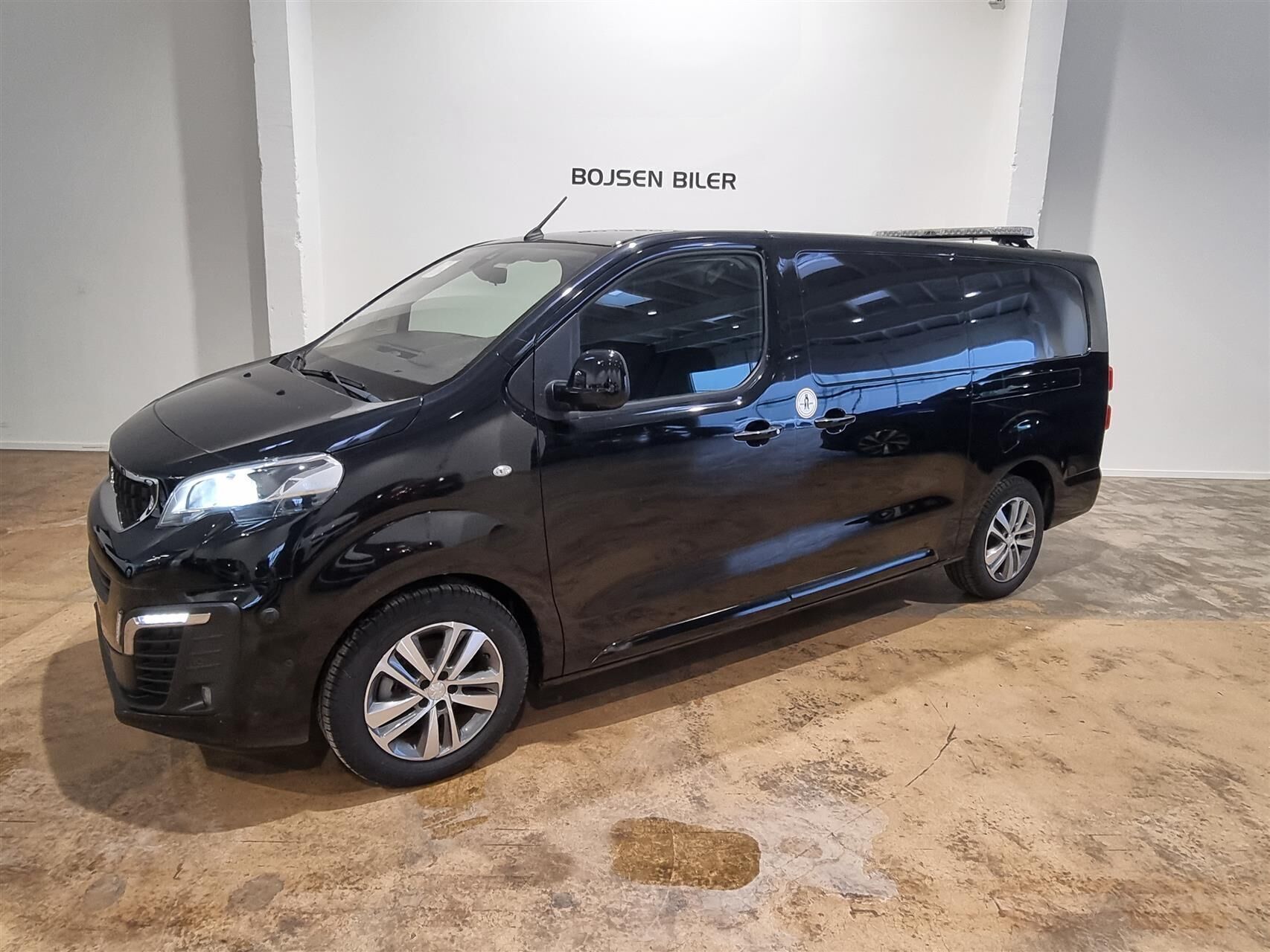 Sort Peugeot Expert fra 2022 set udefra