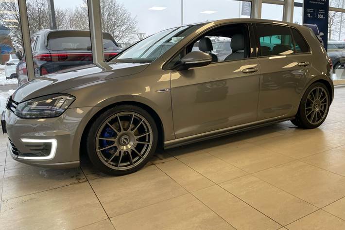 Grå VW Golf fra 2015