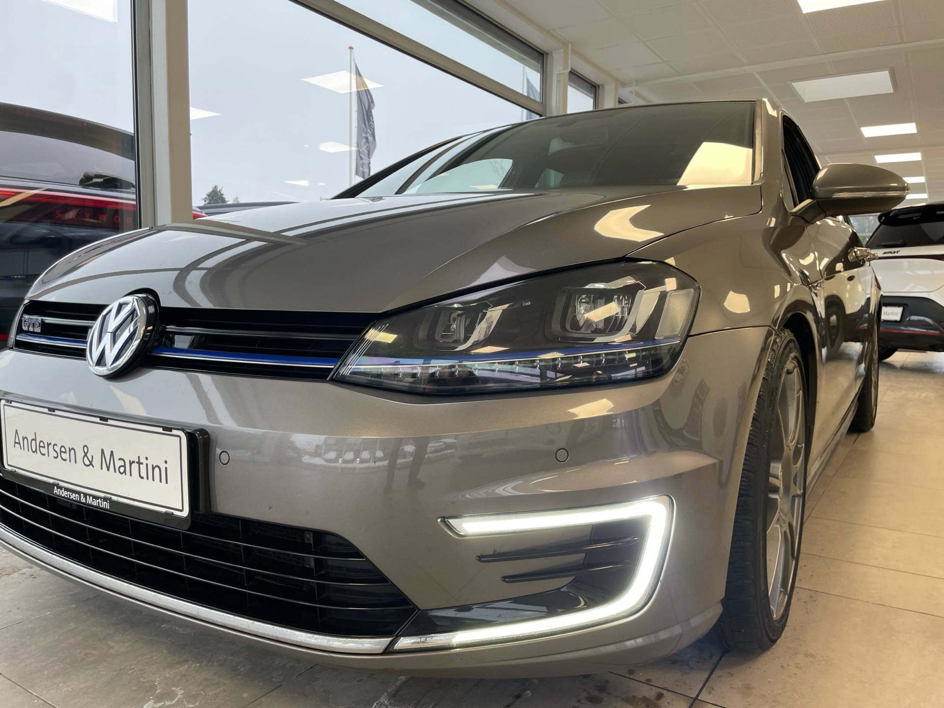 Grå VW Golf fra 2015