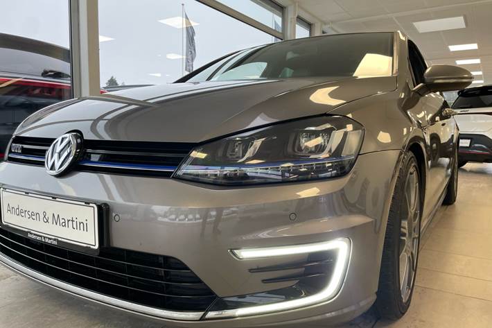 Grå VW Golf fra 2015