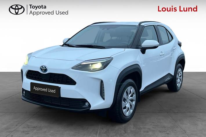 Hvid Toyota Yaris Cross fra 2024 set udefra