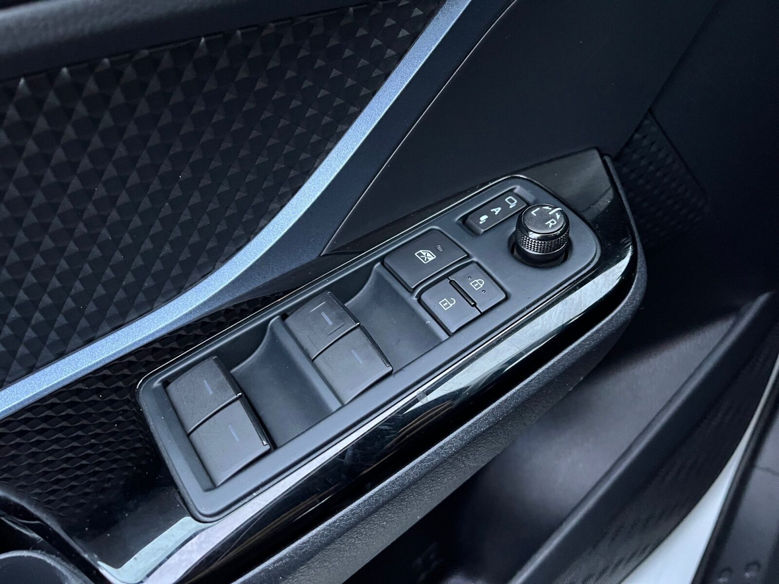 Hvid Toyota C-HR fra 2021