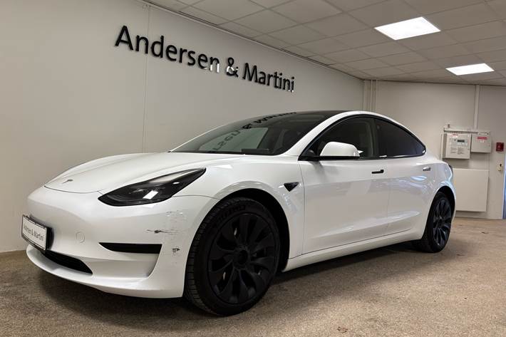 Hvid Tesla Model 3 fra 2022 set udefra