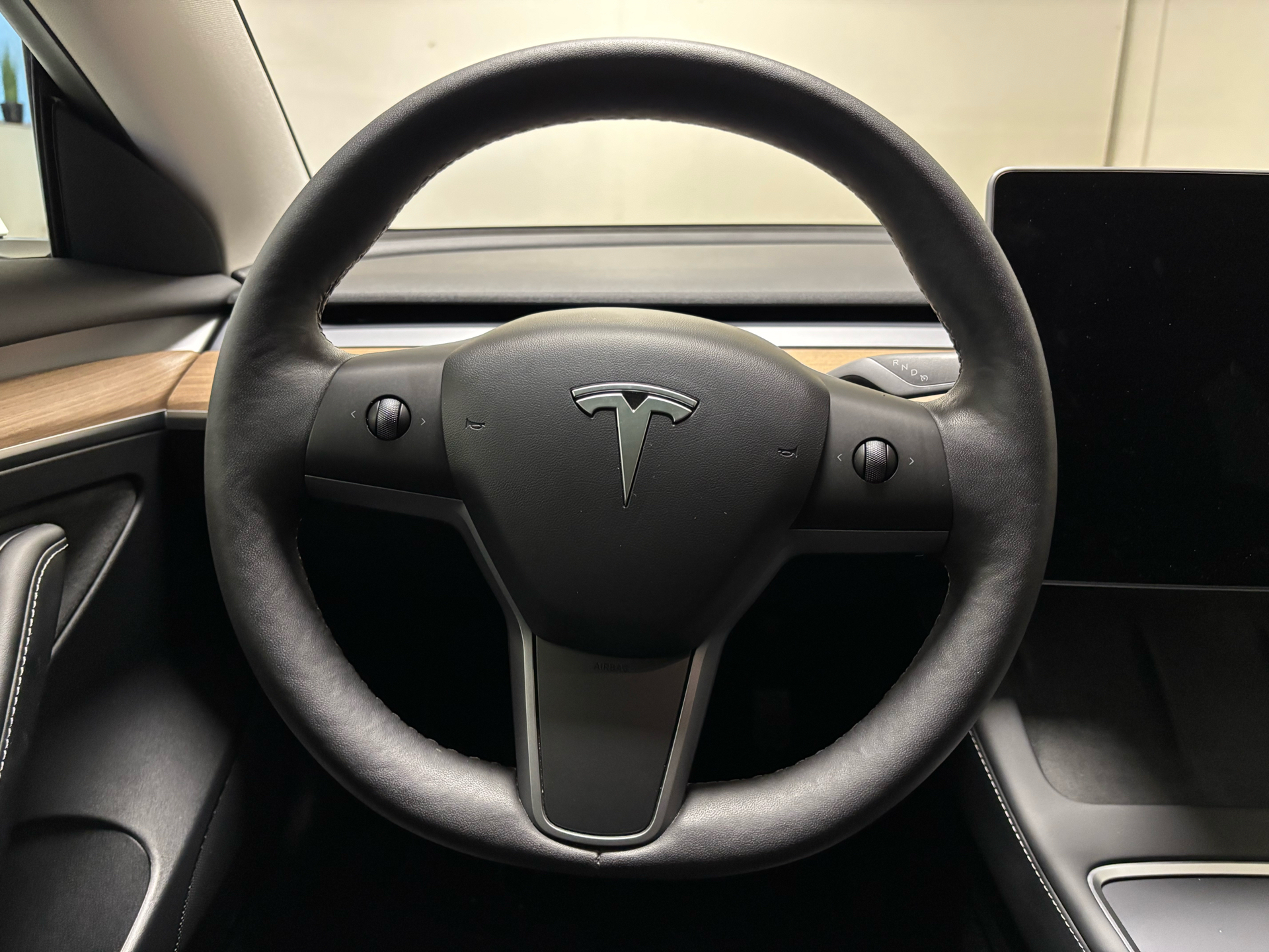 Hvid Tesla Model 3 fra 2022