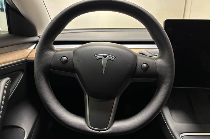 Hvid Tesla Model 3 fra 2022