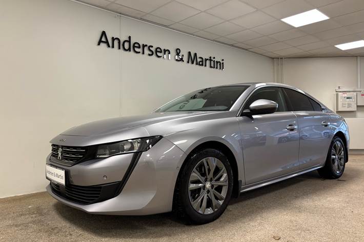 Grå Peugeot 508 fra 2021 set udefra