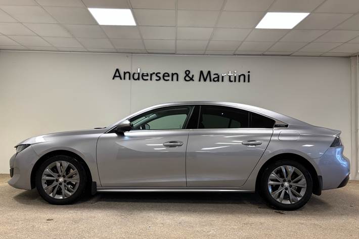 Grå Peugeot 508 fra 2021