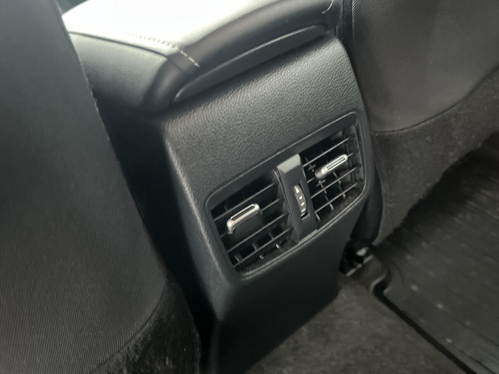 Rød Toyota Corolla fra 2020