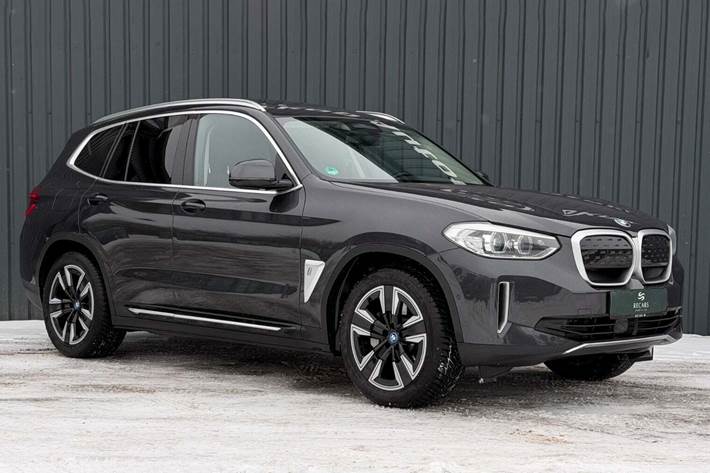 Grå BMW iX3 fra 2021 set udefra
