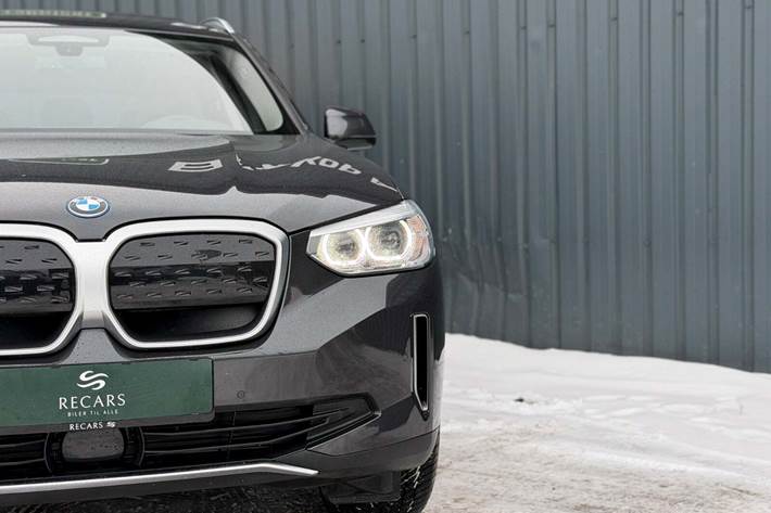 Grå BMW iX3 fra 2021