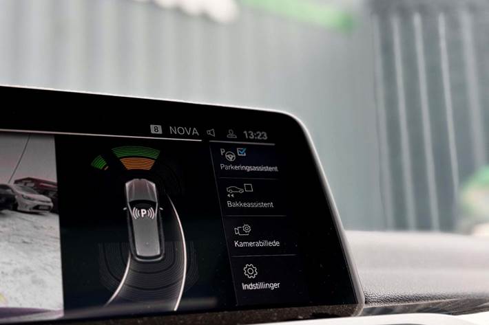 Grå BMW iX3 fra 2021