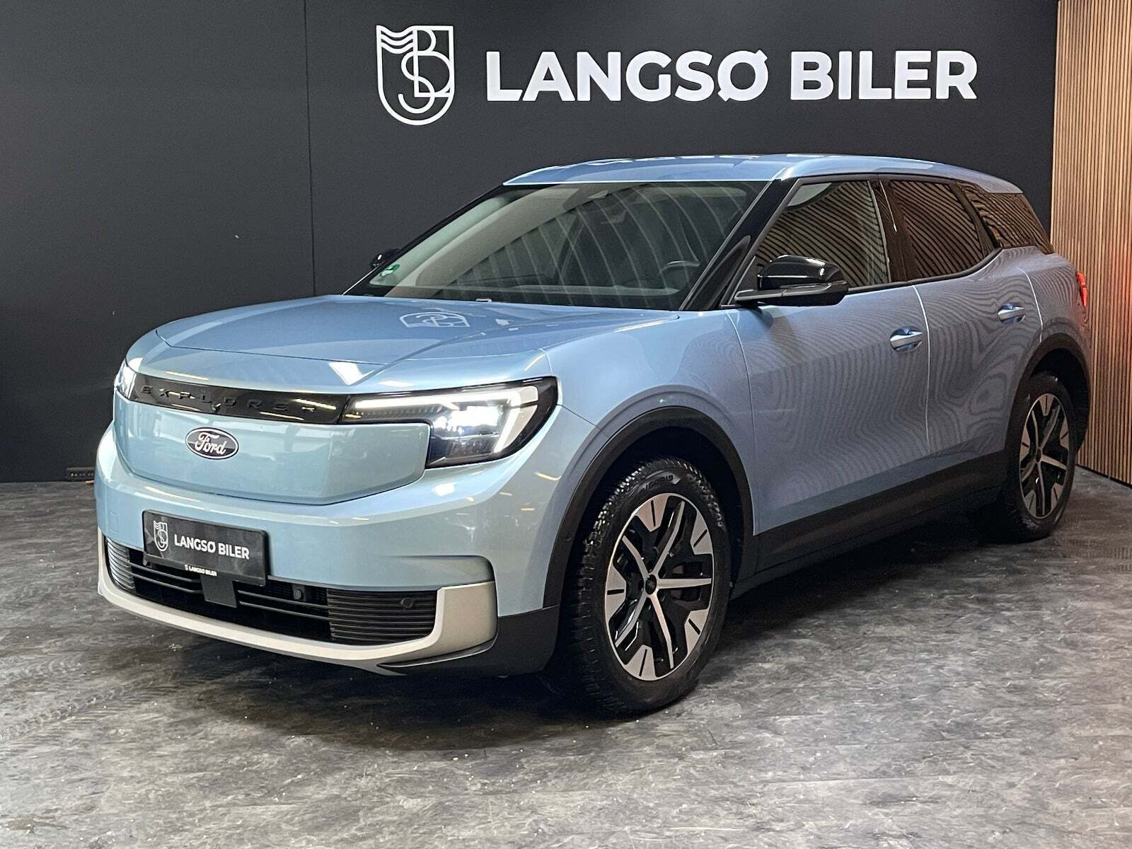 Ford Explorer 77 Select Extended Range