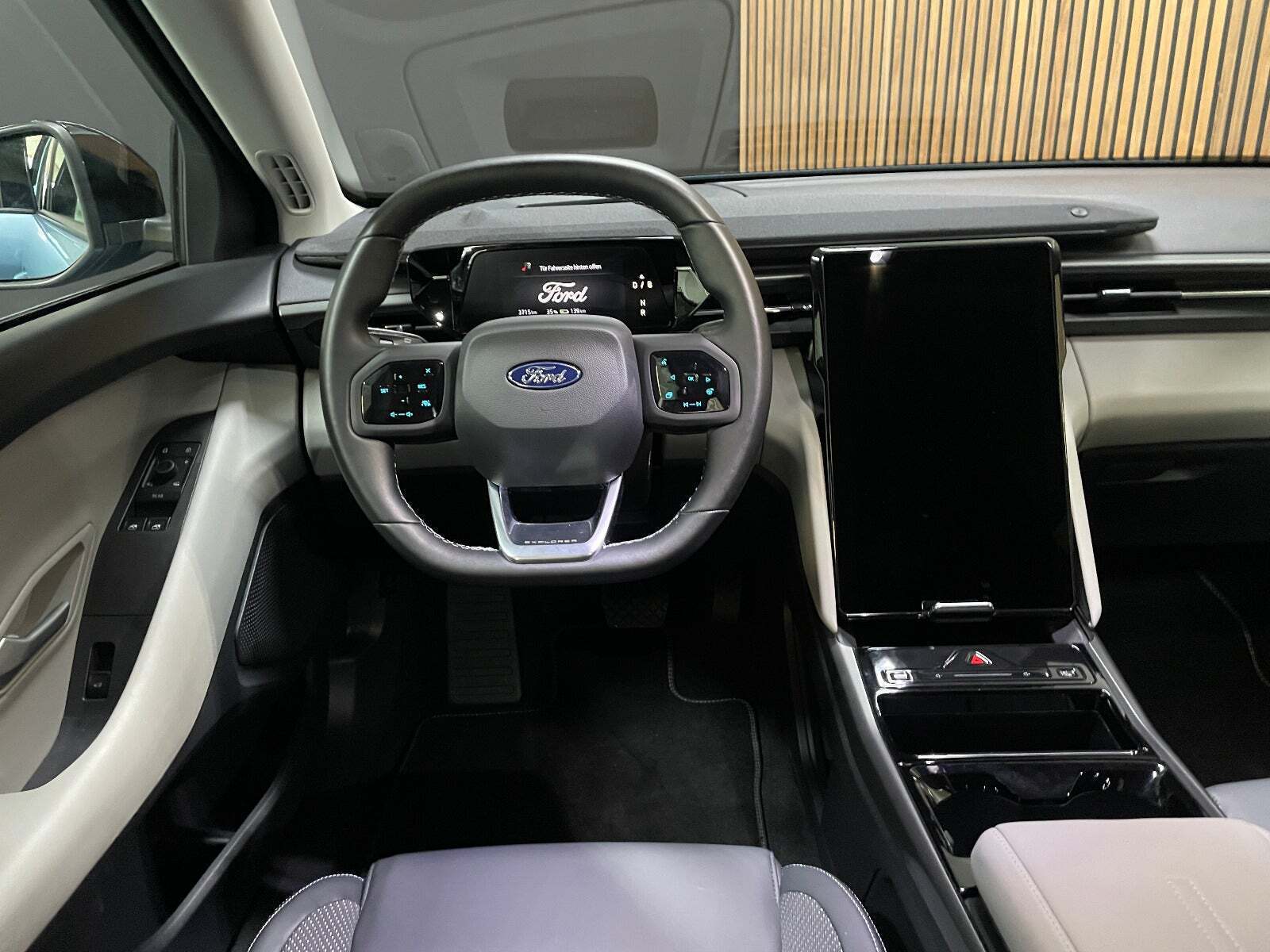 Ford Explorer 77 Select Extended Range